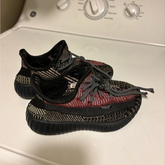 Kidsyeezys size 11.5 - Picture 2 of 3